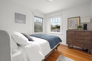 1 dormitorio con 1 cama, vestidor y 2 ventanas en Elegance on Central, en Victoria