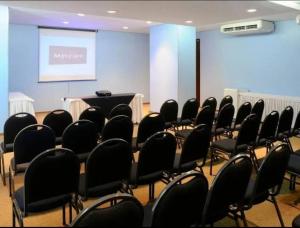 a conference room with black chairs and a projection screen at ###SENSACIONAL### MERCURE APART HOTEL PREMIUM in Manaus +4 photos
