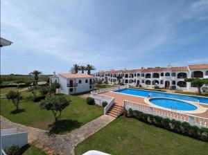 una foto di una villa con piscina di Girasols Garden 3 a Son Bou