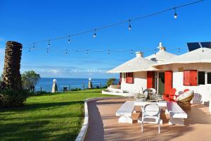 MurtinheiraにあるCasa dos Cogumelos - Retiro Exclusivo à Beira Marのテーブルと椅子が備わる海の家