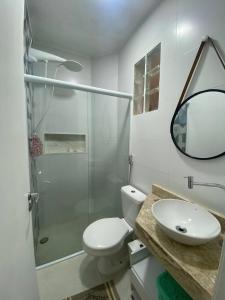 ein Bad mit einer Dusche, einem WC und einem Waschbecken in der Unterkunft Casinha da Nete (6 pessoas) in São Sebastião
