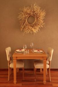 - une table en bois avec des chaises et des verres à vin dans l'établissement Heura Petit Hotel, à Luján de Cuyo