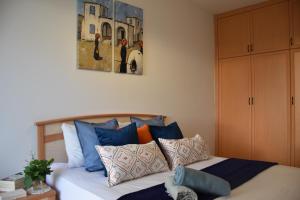 una camera da letto con un letto con cuscini blu e arancioni di Villa Sunset a Boghaz