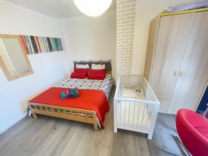 a small bedroom with a bed with red pillows at nuovo appartamento saint louis 68300 tra francia e svizzera in Saint-Louis