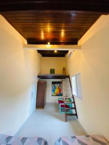 um quarto com um beliche e uma escada em Casinha da Nete (6 pessoas) em São Sebastião