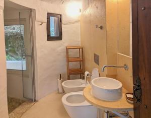 MurtinheiraにあるCasa dos Cogumelos - Retiro Exclusivo à Beira Marの洗面台、トイレ、鏡のあるバスルーム +58枚の写真