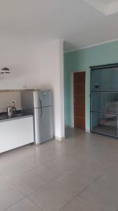 eine leere Küche mit einem Kühlschrank aus Edelstahl in der Unterkunft La Casa de Soledad in Paraná