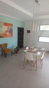 ein Esszimmer mit einem Tisch und Stühlen in der Unterkunft La Casa de Soledad in Paraná