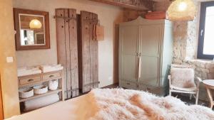 salon z dużym białym dywanem i szafką w obiekcie Le Lodge des Flâneurs w mieście Vielsalm