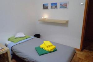 Un dormitorio con una cama con una toalla amarilla. en Porto Centrum Apartments, en Oporto