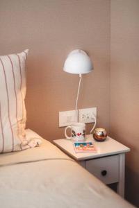Una cama con una mesa con una lámpara y una taza. en VIA21-104 Exclusivo apartamento en Punta Carretas, en Montevideo
