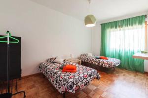 Una habitación con dos camas y una mesa dentro. en Porto Centrum Apartments, en Oporto