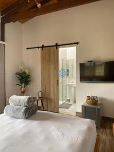 a bedroom with a bed and a sliding glass door at Finca hotel la fortuna in San Pedro