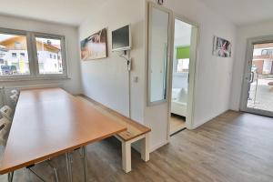 Ferienwohnung 3 - b48935 في ليتشبروك: غرفة معيشة مع طاولة خشبية وباب