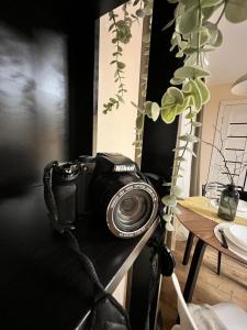 una cámara sentada en una mesa en una habitación en New Charm Apartments near Border en Narva
