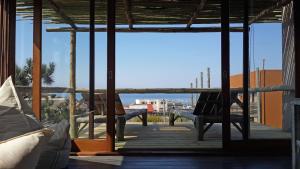 porche de madera con vistas al océano en Las Negras en Punta del Diablo
