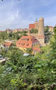 un grupo de edificios en una colina con un castillo en Alte Gerberei en Bautzen