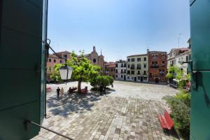 een raam met uitzicht op een straat bij Soderini Splendor: First Floor Palazzo Charm at Castello Square in Venetië