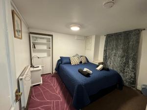 A bed or beds in a room at Comfortable Modern Home, Self Catering Flat, Newly refurbished, town centre, free parking