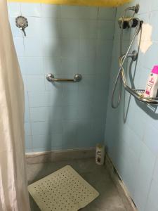 La salle de bains est pourvue d'une douche avec un banc. dans l'établissement Casa de campanha chez Irène, 