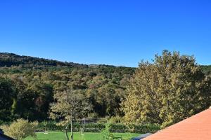 una vista desde el techo de una casa con una montaña en Villa closest to Istanbul airport en Arnavutköy