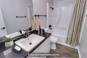 Kúpeľňa v ubytovaní Entire Private Spacious 3-Bedroom Home w Parking & Pool, Prime Location