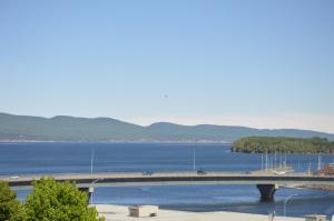 un puente sobre un gran cuerpo de agua en Hôtel Baker, en Gaspé