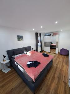 1 dormitorio con 1 cama grande con manta roja en Ferienapartment "Zur Linde" en Breitenstein