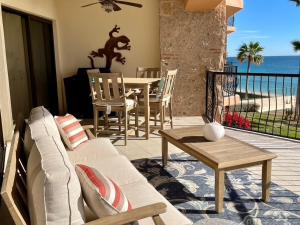 un soggiorno con divano e tavolo di Sonoran Sea Resort BEACHFRONT Condo E203 a Puerto Peñasco