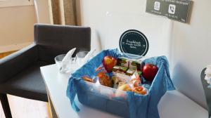 una bolsa de manzanas sentada en una mesa en Mystay Porto Batalha, en Oporto