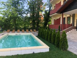 ein Swimmingpool im Garten eines Hauses in der Unterkunft 4 Ljubavi in Palić