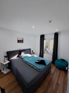 a bedroom with a bed and a window at Ferienapartment "Zur Linde" in Breitenstein