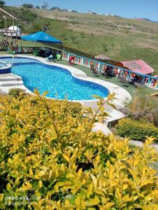 una piscina in un resort con una collina sullo sfondo di ACUARELA TURÍSTICO Y CAMPESTRE a Pasto