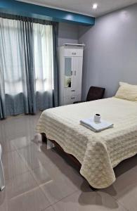 Un dormitorio con una cama grande y una bandeja. en Hospedaje Huamani & Mi Casa, en Pisco