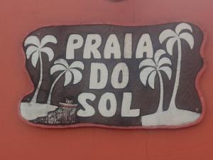 Una señal que dice que Praia vende en una pared en Flat charmoso na praia de Juquehy, en São Sebastião