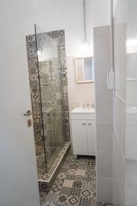 W łazience znajduje się prysznic ze szklanymi drzwiami. w obiekcie Solar del Tajamar w mieście Alta Gracia
