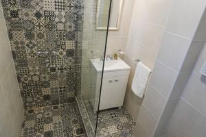 a bathroom with a shower and a sink at Solar del Tajamar in Alta Gracia