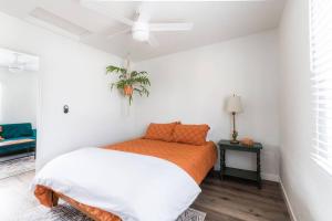 a bedroom with a bed and a ceiling fan at Hidden Gem 1 Bdrm Top Floor Condo in San Diego