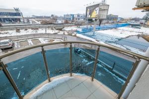 un balcón con una piscina de agua en un barco en Yubim rooms & free private parking, en Sofía