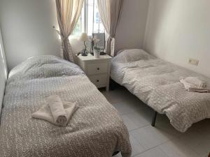 Een bed of bedden in een kamer bij Casa Kaluel adosado blanco
