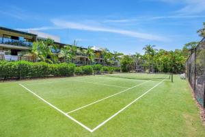 una imagen de una pista de tenis en Black Sands, en Rainbow Beach