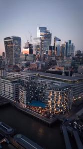 Blick auf eine große Stadt in der Nacht in der Unterkunft UPPAMOST LUXURY HOME LONDOn in Dagenham