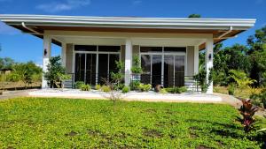 Kebun di luar INATO SUITES Rm 1 1 queen bed and a pullout sofa bed