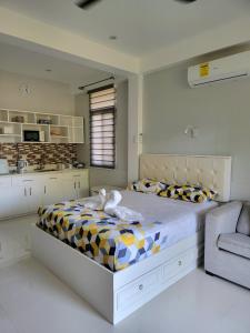 Ένα ή περισσότερα κρεβάτια σε δωμάτιο στο INATO SUITES Rm 1 1 queen bed and a pullout sofa bed