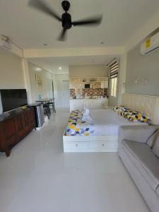Ένα ή περισσότερα κρεβάτια σε δωμάτιο στο INATO SUITES Rm 1 1 queen bed and a pullout sofa bed