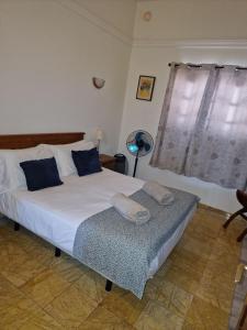 sypialnia z dużym łóżkiem i oknem w obiekcie Casa Sophia w mieście Playa Blanca