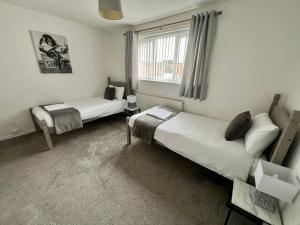 Zimmer mit 2 Betten und einem Fenster in der Unterkunft Middleton House in Norwich