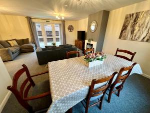 ein Wohnzimmer mit einem Tisch, Stühlen und einem Sofa in der Unterkunft Middleton House in Norwich