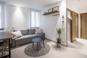Ruang duduk di Luxury flats PCL by Clabao