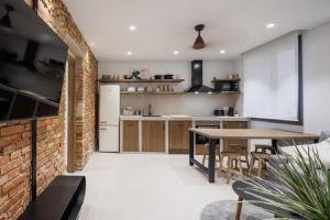 cocina con mesa y pared de ladrillo en Luxury flats PCL by Clabao, en Logroño